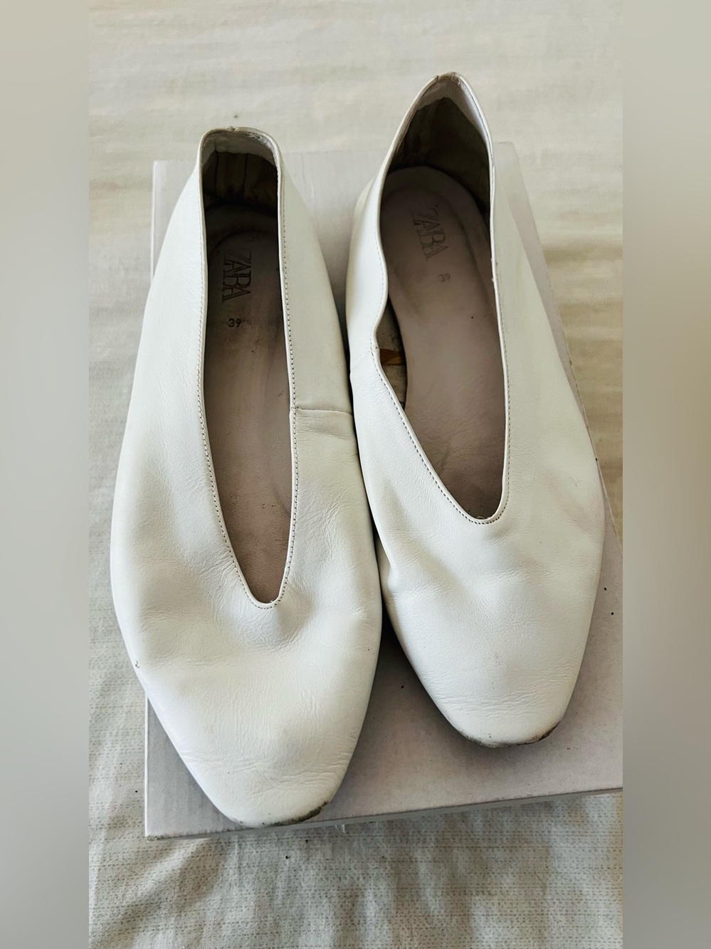 Zara Cream Leather V-Slit Ballet Flats size 39
8-8.5 US